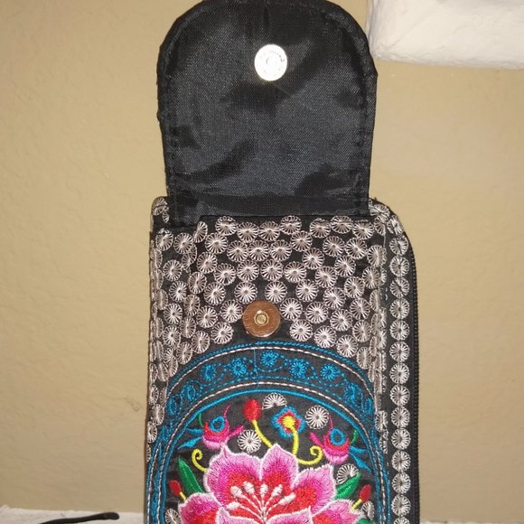 Purse that holds phone, cash and credit cards - Picture 3 of 4